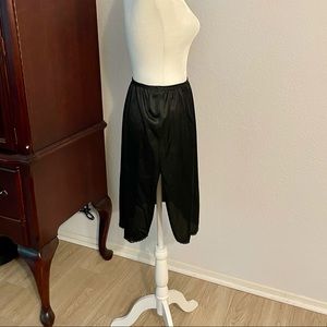 23” Long Half Slip w/Slit, Black, Vanity Fair size S